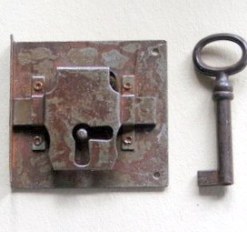 17 antikvariske låser